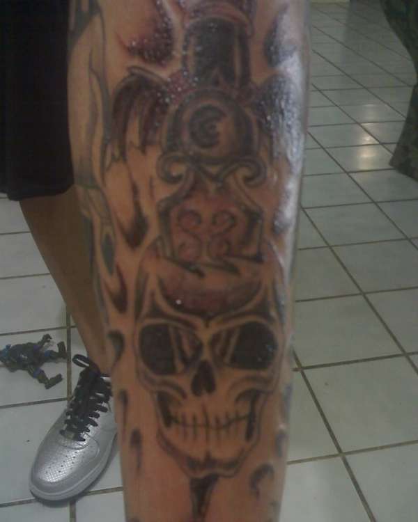 skull an ddagger tattoo