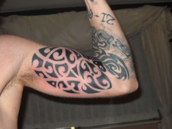 bicep tribal style tattoo