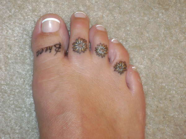 daisy's on toes tattoo