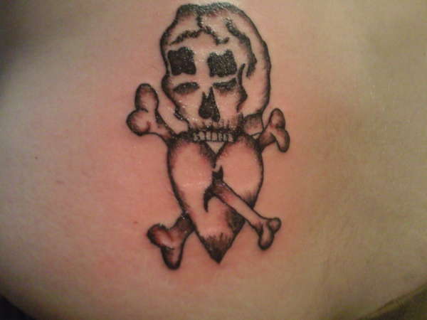 skull and crossbones tattoo