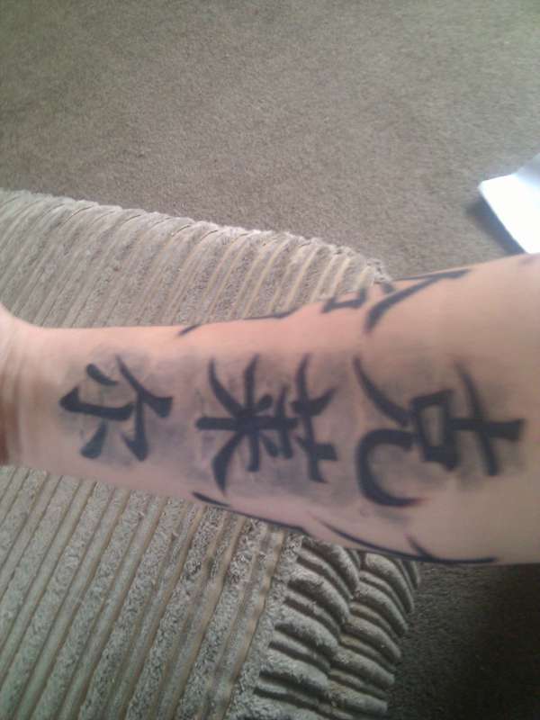 Claire in Chinese tattoo