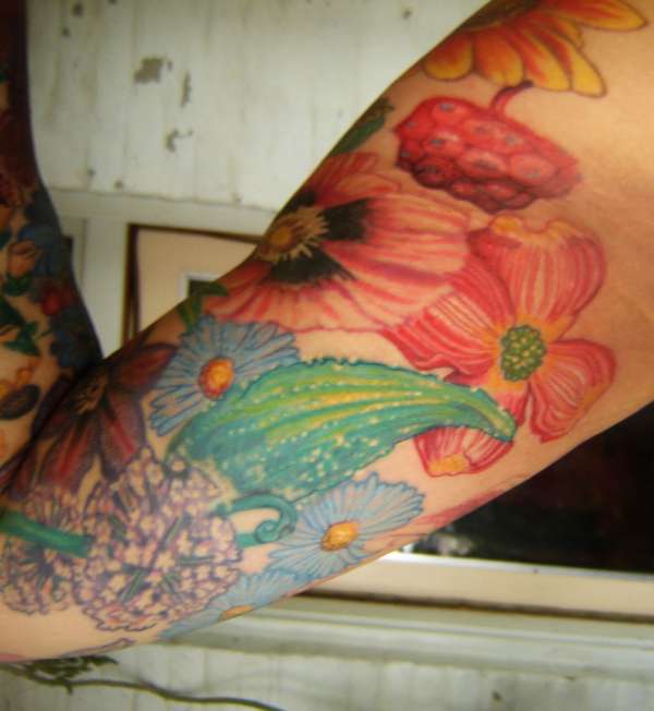 Latests addition to my sleeve.12/20/10 Dogwood flower, berry tattoo