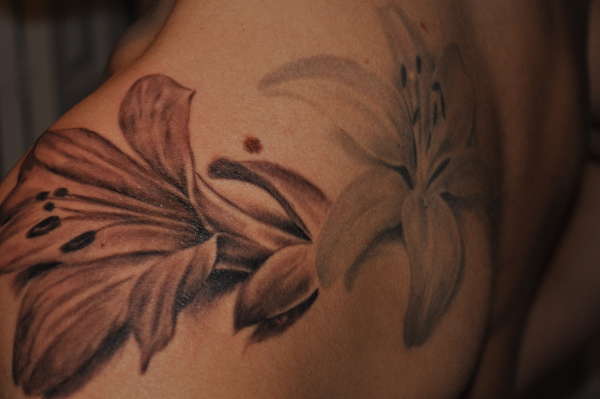 Flower on shoulder grey tattoo