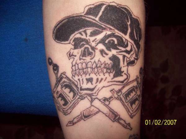 Skull with Tat Machines tattoo