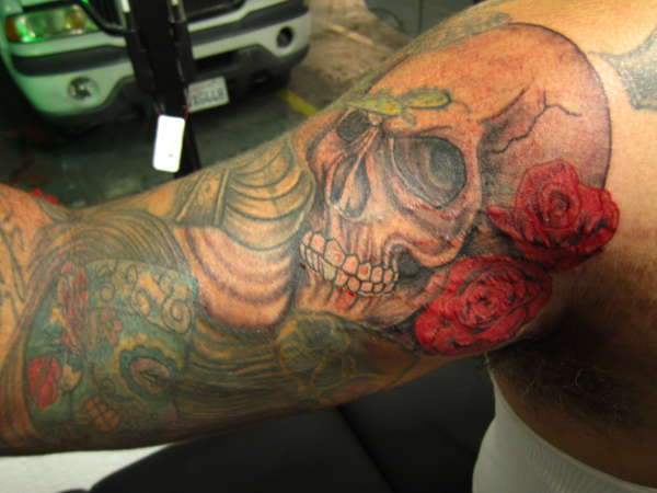 skull w roses tattoo