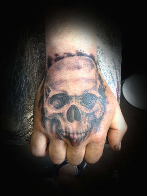 skull on hand tattoo