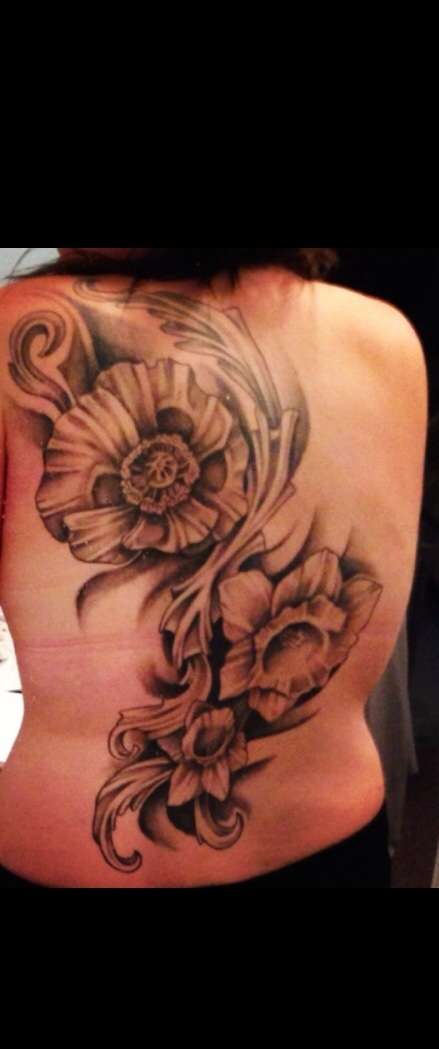 greyscale flowers tattoo