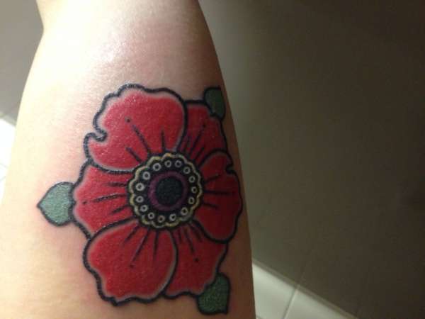 Simple sort of traditonal poppy tattoo