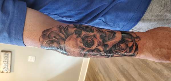 Black and grey skull and roses tattoo
