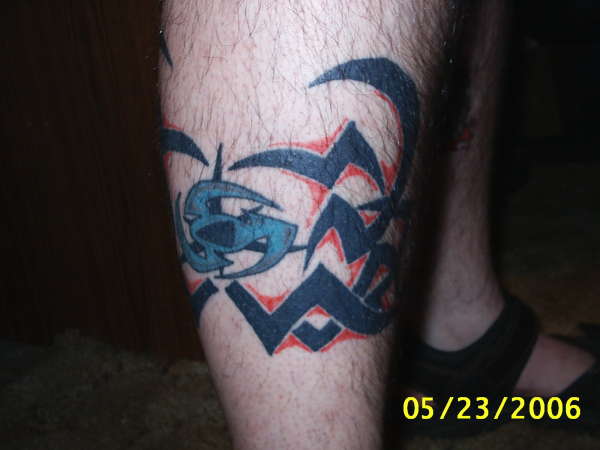 tribal leg tattoo