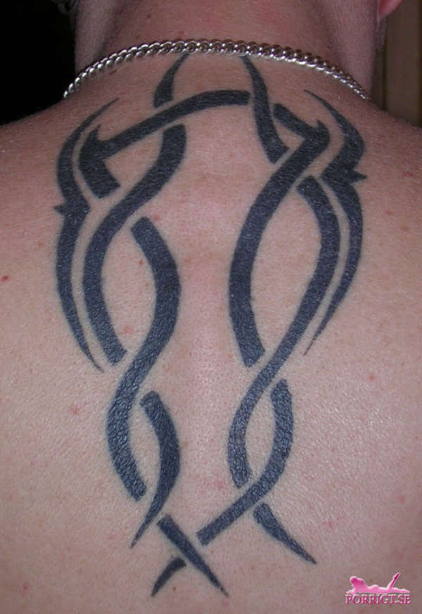 ryggtribal tattoo
