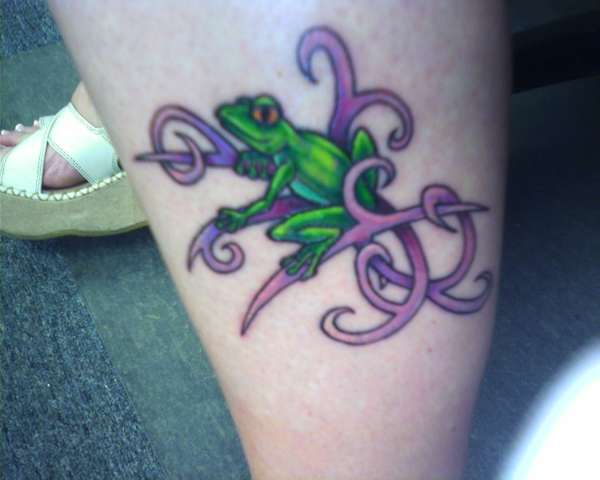 Tree frog with tribal tattoo