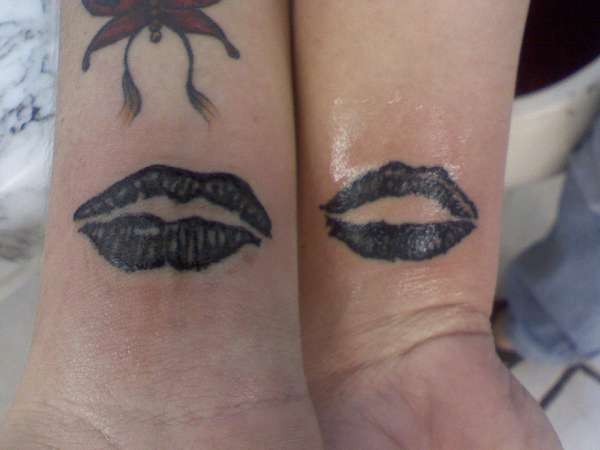 friendship kisses tattoo