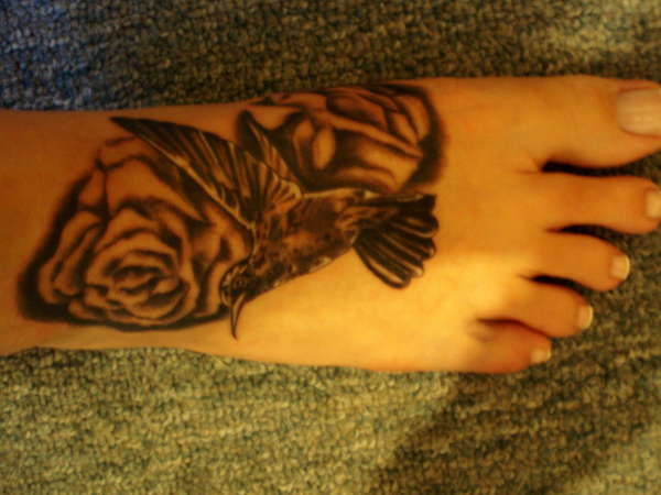 Hummingbird and 2 Roses tattoo