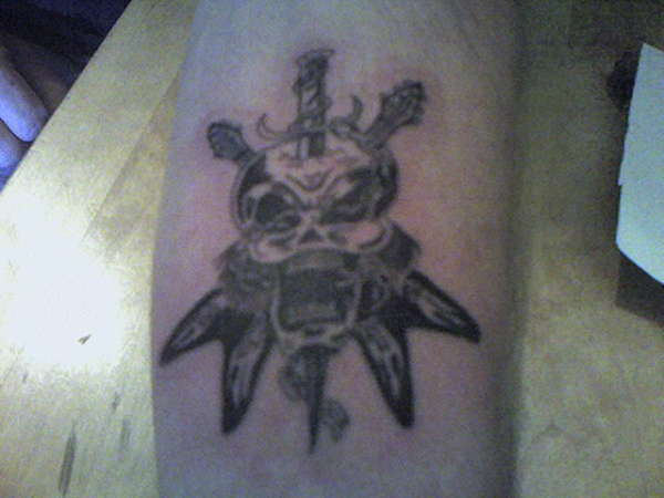 lukes skull with guitars tattoo