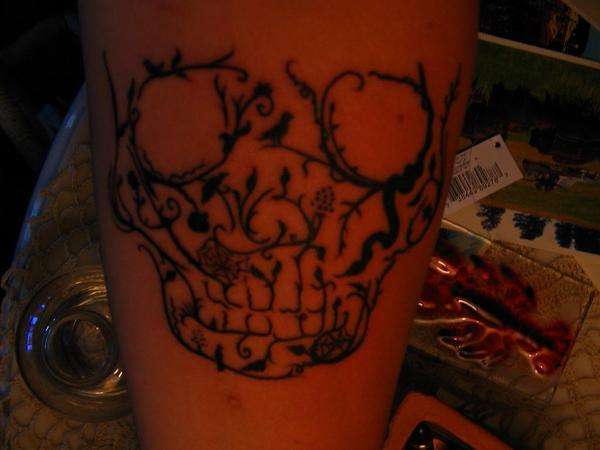 the vine skull tattoo