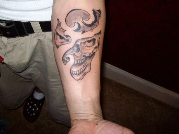 skull tattoo by Miz tattoo