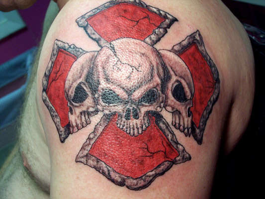 F/F with Skulls tattoo