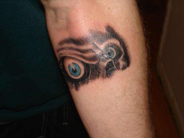 eyes looking back tattoo