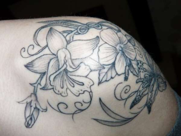Flowers of shoulder close up tattoo
