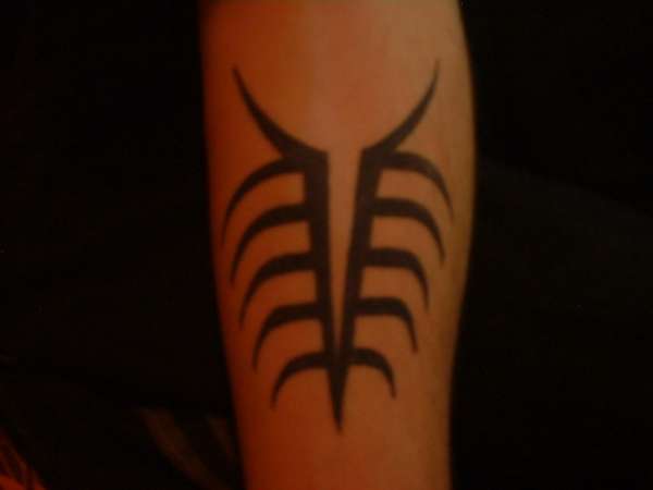 Spiky tribal thingee tattoo