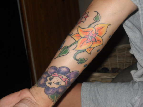 skull an flowers tattoo